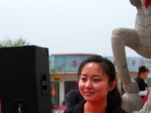 濟寧大眾拍客團授牌儀式上的美女禮儀