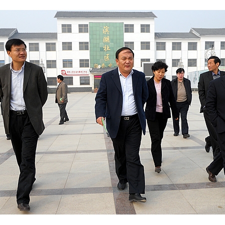 山東省省國土資源廳總規(guī)劃師劉繼寶對汶上縣土地綜合整治項目進行現(xiàn)場踏勘