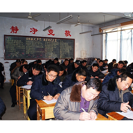 汶上縣集中舉行2010年度干部普法考試