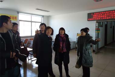 濟(jì)寧日?qǐng)?bào)社民生專欄組到汶上法院立案庭采訪婦女兒童維權(quán)工作