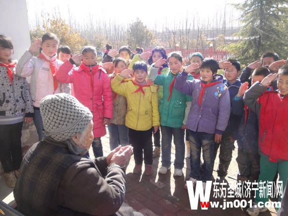 汶上縣郭樓鎮(zhèn)陽壩小學(xué)學(xué)生到鎮(zhèn)敬老院去探訪老八路王瑞斌