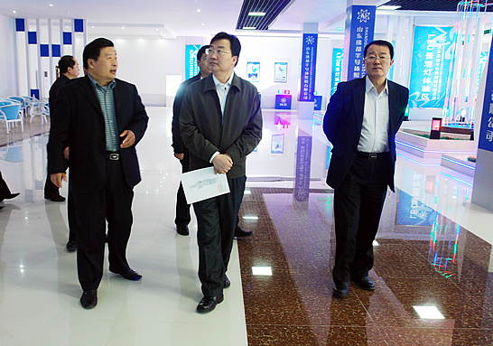 濟(jì)寧市組織部長(zhǎng)何思清來(lái)汶上縣檢查指導(dǎo)新農(nóng)村建設(shè)、工業(yè)經(jīng)濟(jì)及基層黨建工作