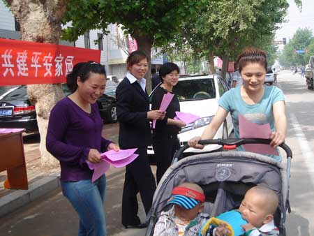 汶上縣婦聯(lián)組織開展創(chuàng)建“平安家庭”集中宣傳活動