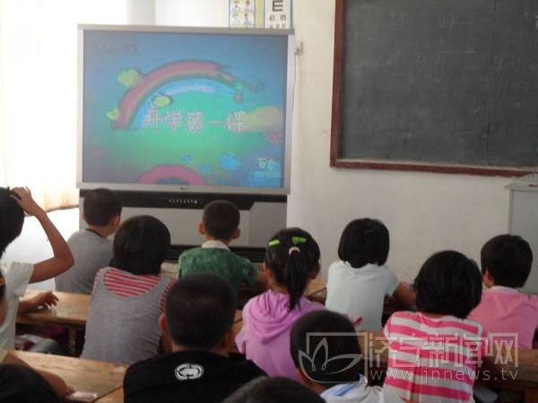 汶上縣郭樓鎮(zhèn)中心小學(xué)的600余名小學(xué)生共同觀看《開學(xué)第一課》