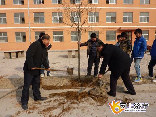 汶上縣白石鎮(zhèn)中學組織學生參與綠化美化校園活動