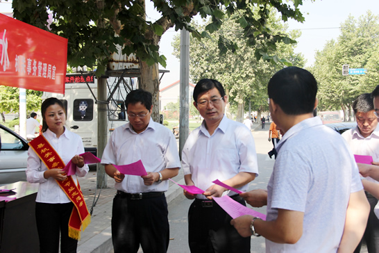 汶上縣公共機(jī)構(gòu)節(jié)能工作領(lǐng)導(dǎo)小組在尚書路沿街設(shè)立宣傳站 開展節(jié)能周主題日宣傳活動