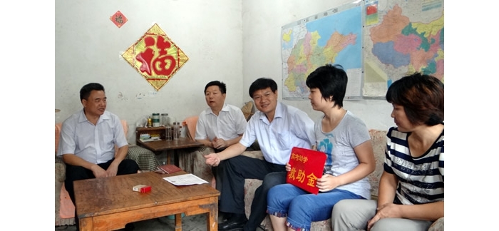 孫琪、李臣興到苑莊鎮(zhèn)、汶上鎮(zhèn)慰問汶上縣2012年考上大學的困難學子