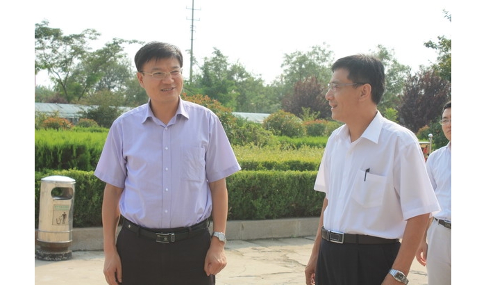 孫琪先后到汶上縣第一實驗中學(xué)和南站一中走訪慰問
