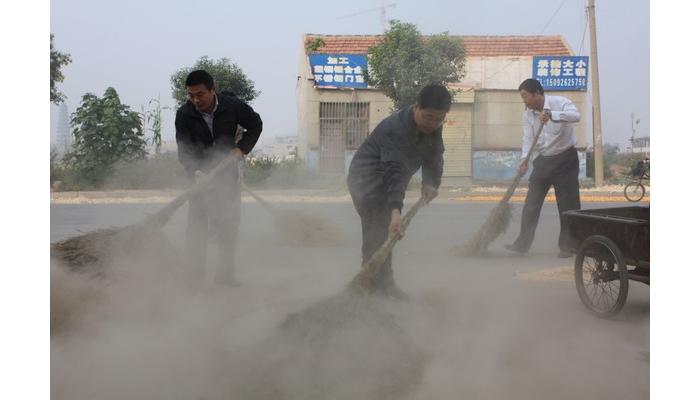 汶上縣教育體育局“我愛(ài)汶上”志愿服務(wù)隊(duì)到“三城同創(chuàng)”責(zé)任區(qū)進(jìn)行衛(wèi)生大掃除