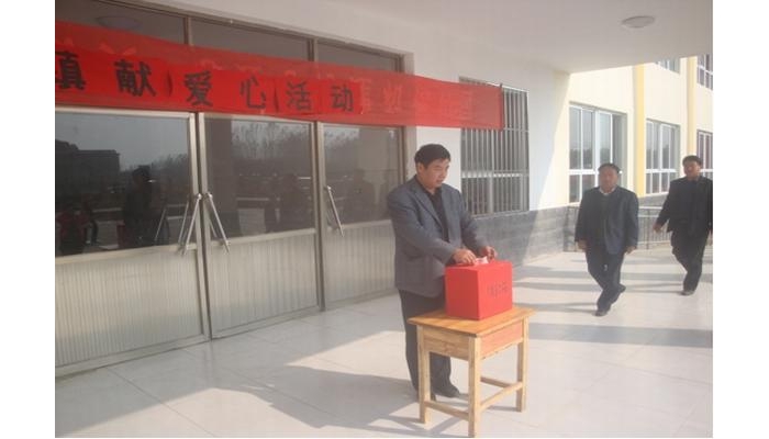 汶上縣次丘鎮(zhèn)中小學(xué)舉行“伸出援助之手，救助林凡策同學(xué)” 捐款活動