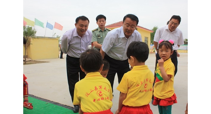 汶上縣委書記縣人大常委會主任趙東升到楊店鎮(zhèn)、軍屯鄉(xiāng)中心幼兒園慰問