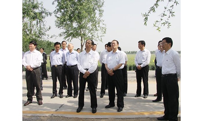 全國人大常委會副委員長吉炳軒來我縣視察農(nóng)業(yè)工作