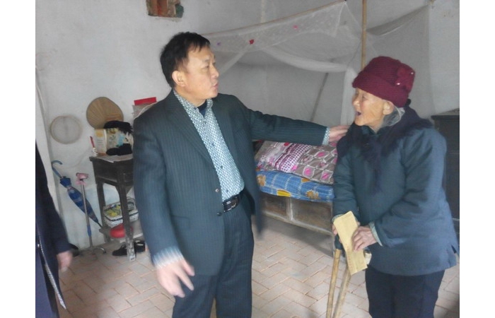 縣教體局局長李成偉走訪慰問特困戶