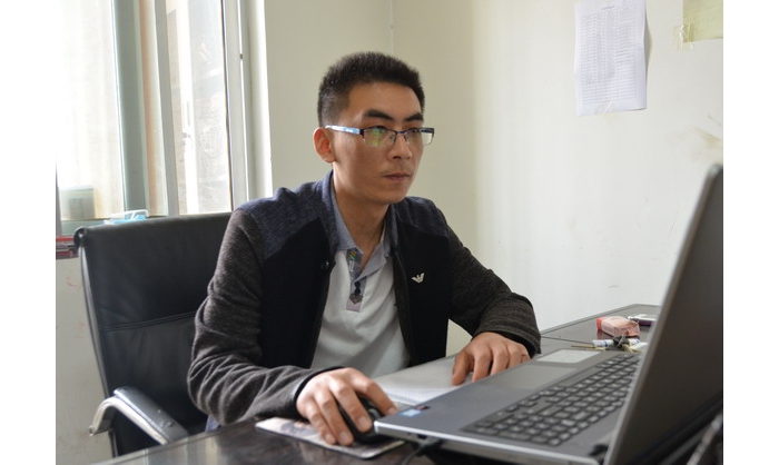“師德典型在身邊”——縣教體局學生資助中心科員姬偉生