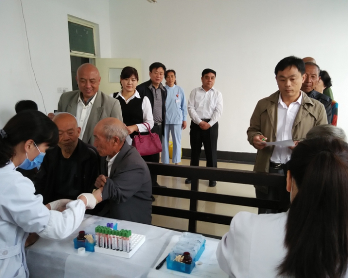 縣總工會(huì)開展“情暖五月，愛心獻(xiàn)勞?！苯】挡轶w活動(dòng)