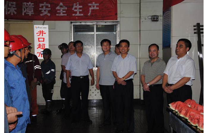 縣政府副縣長田利國為企業(yè)職工“送清涼”
