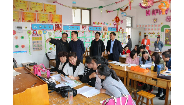 縣教體局局長(zhǎng)姬廣樂(lè)一行慰問(wèn)指導(dǎo)薄弱學(xué)科培訓(xùn)工作