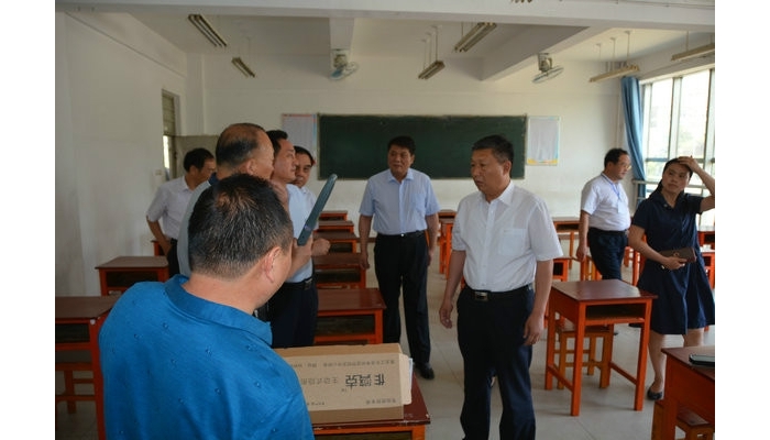 縣委副書記、縣長(zhǎng)李洪文視察2018年高考考前準(zhǔn)備工作