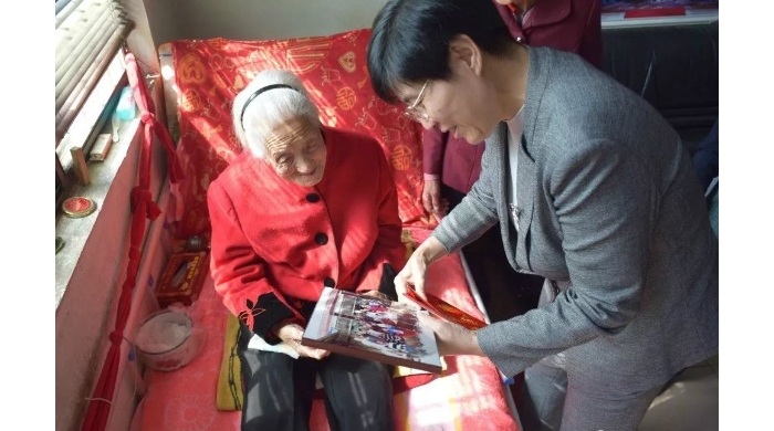 李志紅到中都街道慰問百歲老人