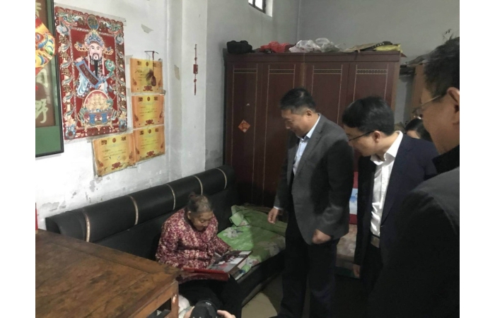 李洪文到南站鎮(zhèn)走訪慰問百歲老人
