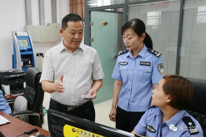 汶上縣人民政府 政務(wù)要聞 副縣長(zhǎng)、公安局長(zhǎng)許文祥到縣為民服務(wù)中心公安局窗口督導(dǎo)“放 ...