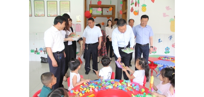 汶上縣人民政府 政務(wù)要聞 縣領(lǐng)導(dǎo)六一國(guó)際兒童節(jié)慰問(wèn)幼兒園