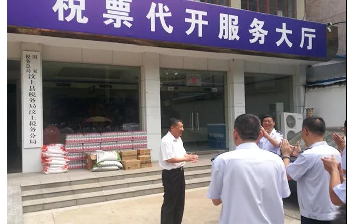 汶上縣人民政府 政務(wù)要聞 李洪文慰問交通治超工作人員和稅務(wù)一線工作者