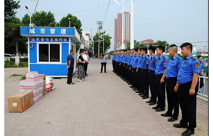 汶上縣人民政府 政務(wù)要聞 李志紅到城管執(zhí)法點(diǎn)、消防隊(duì)慰問堅(jiān)守高溫一線的職工