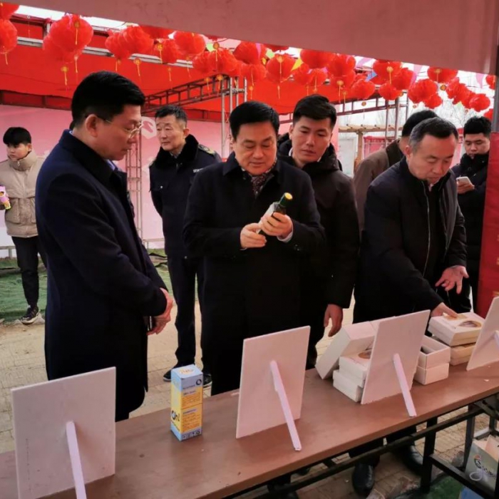 汶上縣人民政府 政務要聞 縣政府領導林鴻督導檢查春節(jié)前特種設備和食品安全工作
