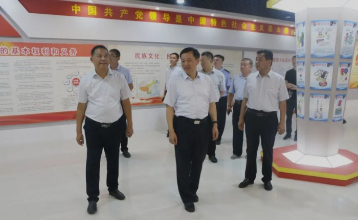 市政府副市長、市公安局局長李海洋一行到次邱鎮(zhèn)檢查驗收“七五”普法工作