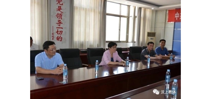 縣委書(shū)記李志紅、縣長(zhǎng)李洪文走訪慰問(wèn)汶上縣教師代表