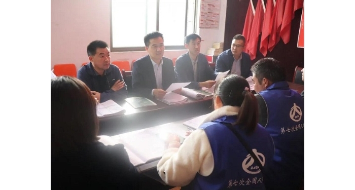 縣委常委、副縣長魏中齊視察人口普查摸底登記工作
